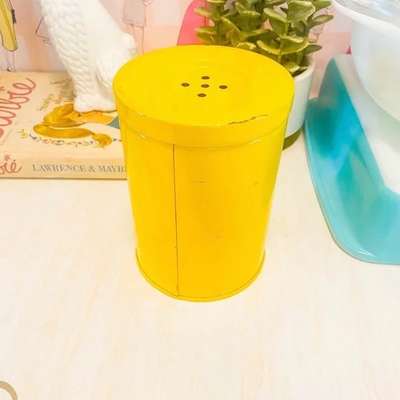 🧀SOLD🧀 Vintage Yellow Cheese Shaker Tin – 60s 70s Retro Kitchen • Metal Canister - Picture 5 of 8